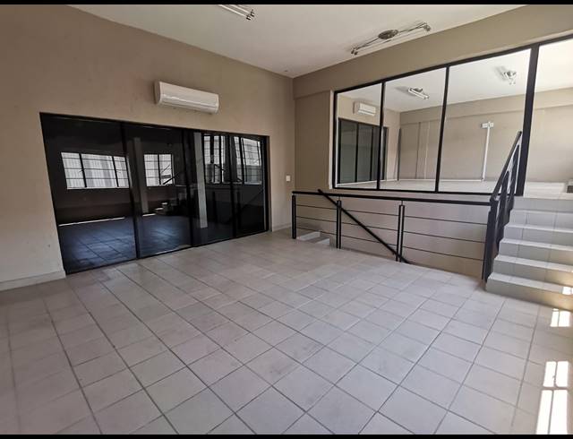 342M² WAREHOUSE TO LET IN POMONA